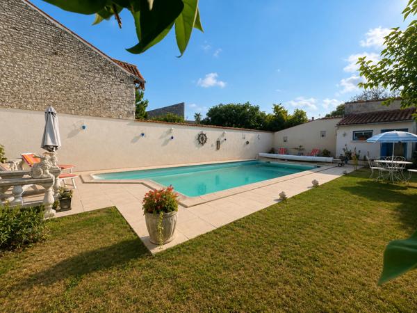 Maison d'habitation 7 pièces à vendre plus trois revenus locatifs MATHA (17)