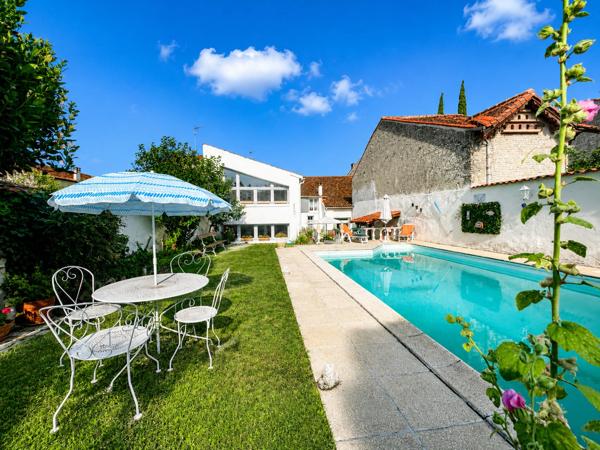 Maison d'habitation 7 pièces à vendre plus trois revenus locatifs MATHA (17)