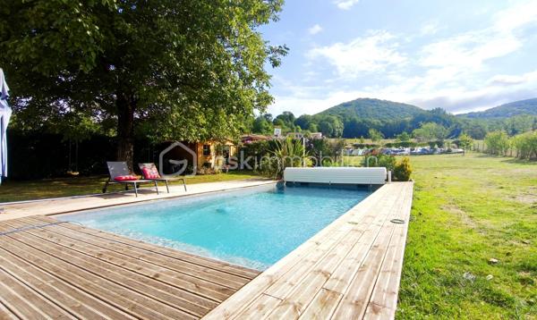 Située dans le charmant village de Castelbiague à 10 minutes de Salies du Salat et d Aspet cette maison de 175 m² entièrement rénovée avec énormément de goût offre une vie fonctionnelle et lumineuse 
Elle bénéficie d’une vue dégagée sur la verdure et la forêt des alentours.
Elle se compose au rez de chaussée d une grande pièce à vivre avec une cuisine ouverte sur le séjour, d'une salle d eau et de deux chambres.

À l’étage se trouve une cuisine neuve équipée et ouverte sur un salon lumineux, deux chambres, un bureau aménagé en chambre d’enfant, une salle d’eau avec douche à l’italienne et des WC séparés et le chauffage est assuré par un poêle à bois puissant de bonne qualité.

À l’extérieur le terrain d environ 1 700 m² accueille une jolie piscine avec bâche rigide et pompe à chaleur pour chauffer l’eau Des menuiseries en aluminium avec moustiquaires un portail électrique et un terrain de pétanque enrichissent l ensemble Un cabanon de jardin et un coin de paradis complètent ce bien Cette maison peut être divisée en deux logements