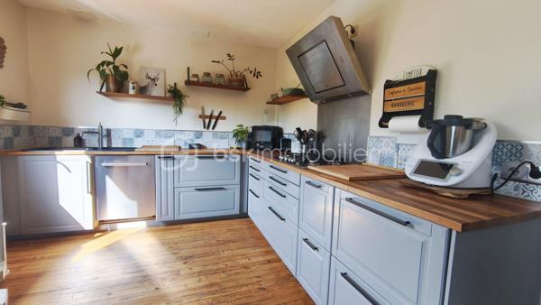 Située dans le charmant village de Castelbiague à 10 minutes de Salies du Salat et d Aspet cette maison de 175 m² entièrement rénovée avec énormément de goût offre une vie fonctionnelle et lumineuse 
Elle bénéficie d’une vue dégagée sur la verdure et la forêt des alentours.
Elle se compose au rez de chaussée d une grande pièce à vivre avec une cuisine ouverte sur le séjour, d'une salle d eau et de deux chambres.

À l’étage se trouve une cuisine neuve équipée et ouverte sur un salon lumineux, deux chambres, un bureau aménagé en chambre d’enfant, une salle d’eau avec douche à l’italienne et des WC séparés et le chauffage est assuré par un poêle à bois puissant de bonne qualité.

À l’extérieur le terrain d environ 1 700 m² accueille une jolie piscine avec bâche rigide et pompe à chaleur pour chauffer l’eau Des menuiseries en aluminium avec moustiquaires un portail électrique et un terrain de pétanque enrichissent l ensemble Un cabanon de jardin et un coin de paradis complètent ce bien Cette maison peut être divisée en deux logements