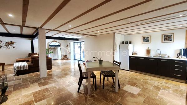 Située dans le charmant village de Castelbiague à 10 minutes de Salies du Salat et d Aspet cette maison de 175 m² entièrement rénovée avec énormément de goût offre une vie fonctionnelle et lumineuse 
Elle bénéficie d’une vue dégagée sur la verdure et la forêt des alentours.
Elle se compose au rez de chaussée d une grande pièce à vivre avec une cuisine ouverte sur le séjour, d'une salle d eau et de deux chambres.

À l’étage se trouve une cuisine neuve équipée et ouverte sur un salon lumineux, deux chambres, un bureau aménagé en chambre d’enfant, une salle d’eau avec douche à l’italienne et des WC séparés et le chauffage est assuré par un poêle à bois puissant de bonne qualité.

À l’extérieur le terrain d environ 1 700 m² accueille une jolie piscine avec bâche rigide et pompe à chaleur pour chauffer l’eau Des menuiseries en aluminium avec moustiquaires un portail électrique et un terrain de pétanque enrichissent l ensemble Un cabanon de jardin et un coin de paradis complètent ce bien Cette maison peut être divisée en deux logements