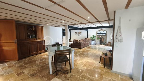 Située dans le charmant village de Castelbiague à 10 minutes de Salies du Salat et d Aspet cette maison de 175 m² entièrement rénovée avec énormément de goût offre une vie fonctionnelle et lumineuse 
Elle bénéficie d’une vue dégagée sur la verdure et la forêt des alentours.
Elle se compose au rez de chaussée d une grande pièce à vivre avec une cuisine ouverte sur le séjour, d'une salle d eau et de deux chambres.

À l’étage se trouve une cuisine neuve équipée et ouverte sur un salon lumineux, deux chambres, un bureau aménagé en chambre d’enfant, une salle d’eau avec douche à l’italienne et des WC séparés et le chauffage est assuré par un poêle à bois puissant de bonne qualité.

À l’extérieur le terrain d environ 1 700 m² accueille une jolie piscine avec bâche rigide et pompe à chaleur pour chauffer l’eau Des menuiseries en aluminium avec moustiquaires un portail électrique et un terrain de pétanque enrichissent l ensemble Un cabanon de jardin et un coin de paradis complètent ce bien Cette maison peut être divisée en deux logements