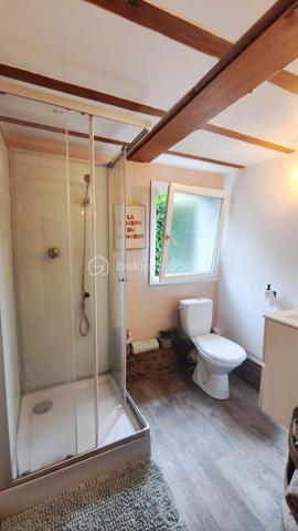 Située dans le charmant village de Castelbiague à 10 minutes de Salies du Salat et d Aspet cette maison de 175 m² entièrement rénovée avec énormément de goût offre une vie fonctionnelle et lumineuse 
Elle bénéficie d’une vue dégagée sur la verdure et la forêt des alentours.
Elle se compose au rez de chaussée d une grande pièce à vivre avec une cuisine ouverte sur le séjour, d'une salle d eau et de deux chambres.

À l’étage se trouve une cuisine neuve équipée et ouverte sur un salon lumineux, deux chambres, un bureau aménagé en chambre d’enfant, une salle d’eau avec douche à l’italienne et des WC séparés et le chauffage est assuré par un poêle à bois puissant de bonne qualité.

À l’extérieur le terrain d environ 1 700 m² accueille une jolie piscine avec bâche rigide et pompe à chaleur pour chauffer l’eau Des menuiseries en aluminium avec moustiquaires un portail électrique et un terrain de pétanque enrichissent l ensemble Un cabanon de jardin et un coin de paradis complètent ce bien Cette maison peut être divisée en deux logements