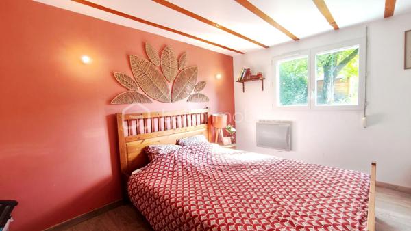 Située dans le charmant village de Castelbiague à 10 minutes de Salies du Salat et d Aspet cette maison de 175 m² entièrement rénovée avec énormément de goût offre une vie fonctionnelle et lumineuse 
Elle bénéficie d’une vue dégagée sur la verdure et la forêt des alentours.
Elle se compose au rez de chaussée d une grande pièce à vivre avec une cuisine ouverte sur le séjour, d'une salle d eau et de deux chambres.

À l’étage se trouve une cuisine neuve équipée et ouverte sur un salon lumineux, deux chambres, un bureau aménagé en chambre d’enfant, une salle d’eau avec douche à l’italienne et des WC séparés et le chauffage est assuré par un poêle à bois puissant de bonne qualité.

À l’extérieur le terrain d environ 1 700 m² accueille une jolie piscine avec bâche rigide et pompe à chaleur pour chauffer l’eau Des menuiseries en aluminium avec moustiquaires un portail électrique et un terrain de pétanque enrichissent l ensemble Un cabanon de jardin et un coin de paradis complètent ce bien Cette maison peut être divisée en deux logements