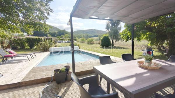 Située dans le charmant village de Castelbiague à 10 minutes de Salies du Salat et d Aspet cette maison de 175 m² entièrement rénovée avec énormément de goût offre une vie fonctionnelle et lumineuse 
Elle bénéficie d’une vue dégagée sur la verdure et la forêt des alentours.
Elle se compose au rez de chaussée d une grande pièce à vivre avec une cuisine ouverte sur le séjour, d'une salle d eau et de deux chambres.

À l’étage se trouve une cuisine neuve équipée et ouverte sur un salon lumineux, deux chambres, un bureau aménagé en chambre d’enfant, une salle d’eau avec douche à l’italienne et des WC séparés et le chauffage est assuré par un poêle à bois puissant de bonne qualité.

À l’extérieur le terrain d environ 1 700 m² accueille une jolie piscine avec bâche rigide et pompe à chaleur pour chauffer l’eau Des menuiseries en aluminium avec moustiquaires un portail électrique et un terrain de pétanque enrichissent l ensemble Un cabanon de jardin et un coin de paradis complètent ce bien Cette maison peut être divisée en deux logements