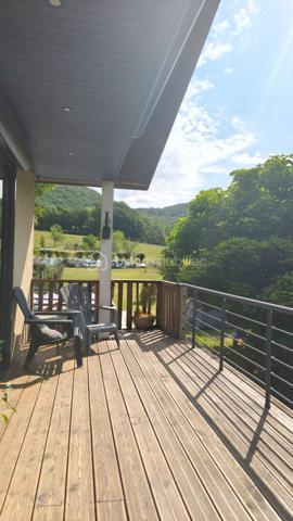 Située dans le charmant village de Castelbiague à 10 minutes de Salies du Salat et d Aspet cette maison de 175 m² entièrement rénovée avec énormément de goût offre une vie fonctionnelle et lumineuse 
Elle bénéficie d’une vue dégagée sur la verdure et la forêt des alentours.
Elle se compose au rez de chaussée d une grande pièce à vivre avec une cuisine ouverte sur le séjour, d'une salle d eau et de deux chambres.

À l’étage se trouve une cuisine neuve équipée et ouverte sur un salon lumineux, deux chambres, un bureau aménagé en chambre d’enfant, une salle d’eau avec douche à l’italienne et des WC séparés et le chauffage est assuré par un poêle à bois puissant de bonne qualité.

À l’extérieur le terrain d environ 1 700 m² accueille une jolie piscine avec bâche rigide et pompe à chaleur pour chauffer l’eau Des menuiseries en aluminium avec moustiquaires un portail électrique et un terrain de pétanque enrichissent l ensemble Un cabanon de jardin et un coin de paradis complètent ce bien Cette maison peut être divisée en deux logements
