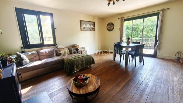 Située dans le charmant village de Castelbiague à 10 minutes de Salies du Salat et d Aspet cette maison de 175 m² entièrement rénovée avec énormément de goût offre une vie fonctionnelle et lumineuse 
Elle bénéficie d’une vue dégagée sur la verdure et la forêt des alentours.
Elle se compose au rez de chaussée d une grande pièce à vivre avec une cuisine ouverte sur le séjour, d'une salle d eau et de deux chambres.

À l’étage se trouve une cuisine neuve équipée et ouverte sur un salon lumineux, deux chambres, un bureau aménagé en chambre d’enfant, une salle d’eau avec douche à l’italienne et des WC séparés et le chauffage est assuré par un poêle à bois puissant de bonne qualité.

À l’extérieur le terrain d environ 1 700 m² accueille une jolie piscine avec bâche rigide et pompe à chaleur pour chauffer l’eau Des menuiseries en aluminium avec moustiquaires un portail électrique et un terrain de pétanque enrichissent l ensemble Un cabanon de jardin et un coin de paradis complètent ce bien Cette maison peut être divisée en deux logements