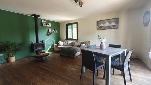 Située dans le charmant village de Castelbiague à 10 minutes de Salies du Salat et d Aspet cette maison de 175 m² entièrement rénovée avec énormément de goût offre une vie fonctionnelle et lumineuse 
Elle bénéficie d’une vue dégagée sur la verdure et la forêt des alentours.
Elle se compose au rez de chaussée d une grande pièce à vivre avec une cuisine ouverte sur le séjour, d'une salle d eau et de deux chambres.

À l’étage se trouve une cuisine neuve équipée et ouverte sur un salon lumineux, deux chambres, un bureau aménagé en chambre d’enfant, une salle d’eau avec douche à l’italienne et des WC séparés et le chauffage est assuré par un poêle à bois puissant de bonne qualité.

À l’extérieur le terrain d environ 1 700 m² accueille une jolie piscine avec bâche rigide et pompe à chaleur pour chauffer l’eau Des menuiseries en aluminium avec moustiquaires un portail électrique et un terrain de pétanque enrichissent l ensemble Un cabanon de jardin et un coin de paradis complètent ce bien Cette maison peut être divisée en deux logements