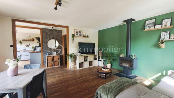 Située dans le charmant village de Castelbiague à 10 minutes de Salies du Salat et d Aspet cette maison de 175 m² entièrement rénovée avec énormément de goût offre une vie fonctionnelle et lumineuse 
Elle bénéficie d’une vue dégagée sur la verdure et la forêt des alentours.
Elle se compose au rez de chaussée d une grande pièce à vivre avec une cuisine ouverte sur le séjour, d'une salle d eau et de deux chambres.

À l’étage se trouve une cuisine neuve équipée et ouverte sur un salon lumineux, deux chambres, un bureau aménagé en chambre d’enfant, une salle d’eau avec douche à l’italienne et des WC séparés et le chauffage est assuré par un poêle à bois puissant de bonne qualité.

À l’extérieur le terrain d environ 1 700 m² accueille une jolie piscine avec bâche rigide et pompe à chaleur pour chauffer l’eau Des menuiseries en aluminium avec moustiquaires un portail électrique et un terrain de pétanque enrichissent l ensemble Un cabanon de jardin et un coin de paradis complètent ce bien Cette maison peut être divisée en deux logements