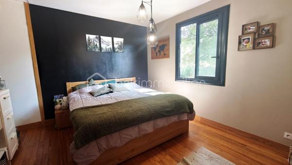 Située dans le charmant village de Castelbiague à 10 minutes de Salies du Salat et d Aspet cette maison de 175 m² entièrement rénovée avec énormément de goût offre une vie fonctionnelle et lumineuse 
Elle bénéficie d’une vue dégagée sur la verdure et la forêt des alentours.
Elle se compose au rez de chaussée d une grande pièce à vivre avec une cuisine ouverte sur le séjour, d'une salle d eau et de deux chambres.

À l’étage se trouve une cuisine neuve équipée et ouverte sur un salon lumineux, deux chambres, un bureau aménagé en chambre d’enfant, une salle d’eau avec douche à l’italienne et des WC séparés et le chauffage est assuré par un poêle à bois puissant de bonne qualité.

À l’extérieur le terrain d environ 1 700 m² accueille une jolie piscine avec bâche rigide et pompe à chaleur pour chauffer l’eau Des menuiseries en aluminium avec moustiquaires un portail électrique et un terrain de pétanque enrichissent l ensemble Un cabanon de jardin et un coin de paradis complètent ce bien Cette maison peut être divisée en deux logements