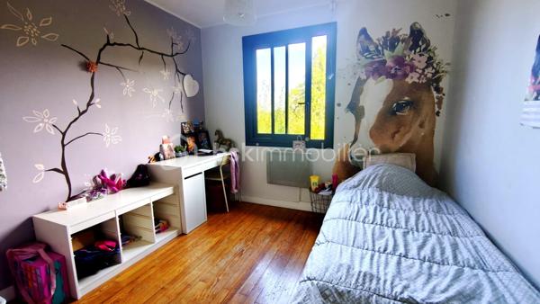 Située dans le charmant village de Castelbiague à 10 minutes de Salies du Salat et d Aspet cette maison de 175 m² entièrement rénovée avec énormément de goût offre une vie fonctionnelle et lumineuse 
Elle bénéficie d’une vue dégagée sur la verdure et la forêt des alentours.
Elle se compose au rez de chaussée d une grande pièce à vivre avec une cuisine ouverte sur le séjour, d'une salle d eau et de deux chambres.

À l’étage se trouve une cuisine neuve équipée et ouverte sur un salon lumineux, deux chambres, un bureau aménagé en chambre d’enfant, une salle d’eau avec douche à l’italienne et des WC séparés et le chauffage est assuré par un poêle à bois puissant de bonne qualité.

À l’extérieur le terrain d environ 1 700 m² accueille une jolie piscine avec bâche rigide et pompe à chaleur pour chauffer l’eau Des menuiseries en aluminium avec moustiquaires un portail électrique et un terrain de pétanque enrichissent l ensemble Un cabanon de jardin et un coin de paradis complètent ce bien Cette maison peut être divisée en deux logements