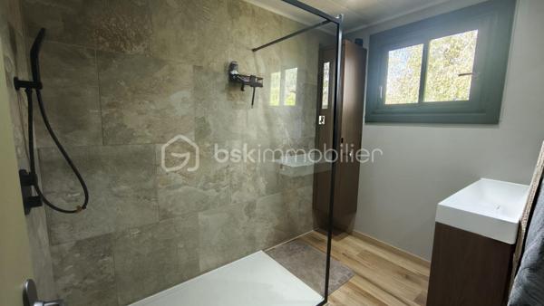 Située dans le charmant village de Castelbiague à 10 minutes de Salies du Salat et d Aspet cette maison de 175 m² entièrement rénovée avec énormément de goût offre une vie fonctionnelle et lumineuse 
Elle bénéficie d’une vue dégagée sur la verdure et la forêt des alentours.
Elle se compose au rez de chaussée d une grande pièce à vivre avec une cuisine ouverte sur le séjour, d'une salle d eau et de deux chambres.

À l’étage se trouve une cuisine neuve équipée et ouverte sur un salon lumineux, deux chambres, un bureau aménagé en chambre d’enfant, une salle d’eau avec douche à l’italienne et des WC séparés et le chauffage est assuré par un poêle à bois puissant de bonne qualité.

À l’extérieur le terrain d environ 1 700 m² accueille une jolie piscine avec bâche rigide et pompe à chaleur pour chauffer l’eau Des menuiseries en aluminium avec moustiquaires un portail électrique et un terrain de pétanque enrichissent l ensemble Un cabanon de jardin et un coin de paradis complètent ce bien Cette maison peut être divisée en deux logements