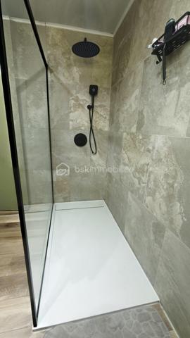 Située dans le charmant village de Castelbiague à 10 minutes de Salies du Salat et d Aspet cette maison de 175 m² entièrement rénovée avec énormément de goût offre une vie fonctionnelle et lumineuse 
Elle bénéficie d’une vue dégagée sur la verdure et la forêt des alentours.
Elle se compose au rez de chaussée d une grande pièce à vivre avec une cuisine ouverte sur le séjour, d'une salle d eau et de deux chambres.

À l’étage se trouve une cuisine neuve équipée et ouverte sur un salon lumineux, deux chambres, un bureau aménagé en chambre d’enfant, une salle d’eau avec douche à l’italienne et des WC séparés et le chauffage est assuré par un poêle à bois puissant de bonne qualité.

À l’extérieur le terrain d environ 1 700 m² accueille une jolie piscine avec bâche rigide et pompe à chaleur pour chauffer l’eau Des menuiseries en aluminium avec moustiquaires un portail électrique et un terrain de pétanque enrichissent l ensemble Un cabanon de jardin et un coin de paradis complètent ce bien Cette maison peut être divisée en deux logements
