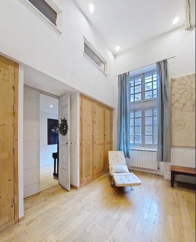 Un bien unique au cœur d’Avignon, pensé pour s’adapter à tous les projets : résidence de charme, investissement ou usage mixte.