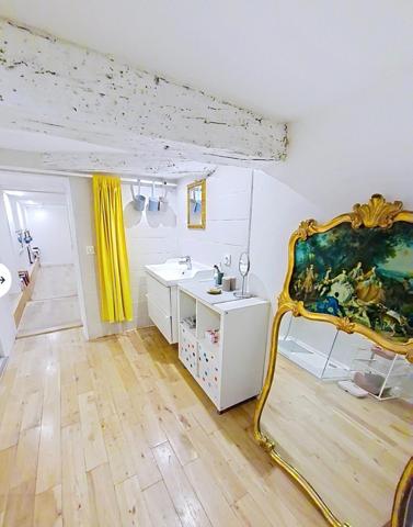 Un bien unique au cœur d’Avignon, pensé pour s’adapter à tous les projets : résidence de charme, investissement ou usage mixte.