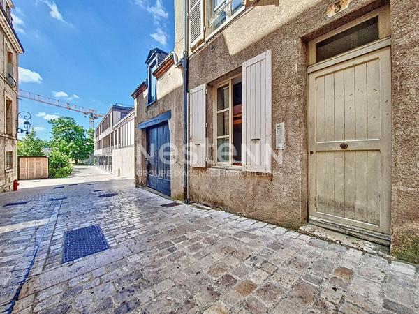 ORLEANS secteur historique BOURGOGNE - STUDIO de 14.22m² - PETITE COPROPRIETE - FAIBLES CHARGES - EXCELLENT DPE D - CAVE - ACCES IMMEDIAT TRANSPORTS + COMMERCES