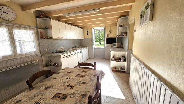 À 10 minutes de Barbezieux, charmant ensemble immobilier aux volumes généreux et au fort potentiel