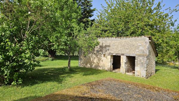 À 10 minutes de Barbezieux, charmant ensemble immobilier aux volumes généreux et au fort potentiel