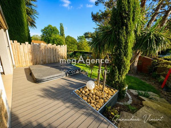Maison à LA ROMAGNE, 49740 - 10 pièces 174m²
