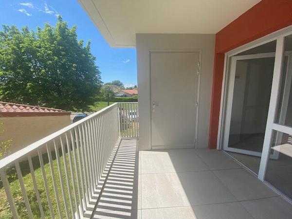 A LOUER - Appartement centre ville PERONNAS 3 pièce(s) NEUF terrasse et garage