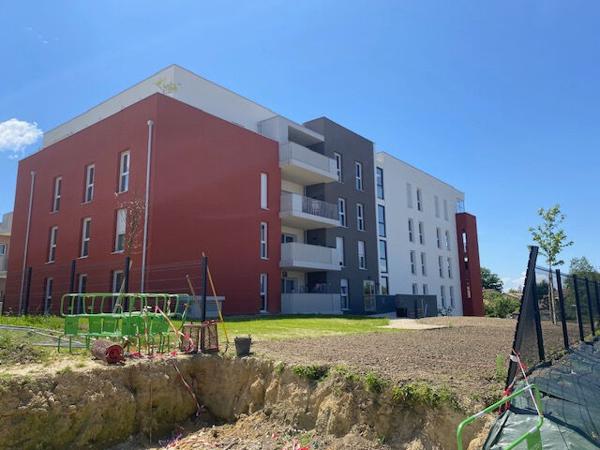 A LOUER - Appartement centre ville PERONNAS 3 pièce(s) NEUF terrasse et garage