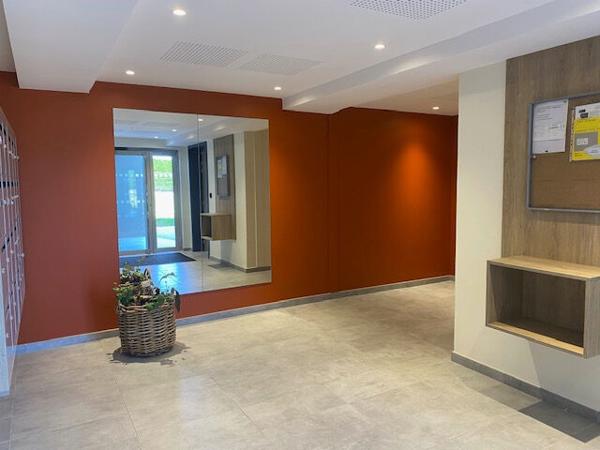 A LOUER - Appartement centre ville PERONNAS 3 pièce(s) NEUF terrasse et garage