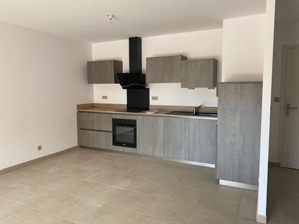 A LOUER - Appartement centre ville PERONNAS 3 pièce(s) NEUF terrasse et garage