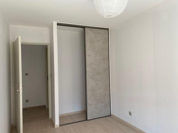 A LOUER - Appartement centre ville PERONNAS 3 pièce(s) NEUF terrasse et garage