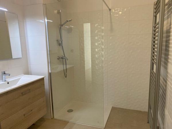 A LOUER - Appartement centre ville PERONNAS 3 pièce(s) NEUF terrasse et garage