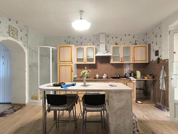 Maison avec garage, terrasse et jardin