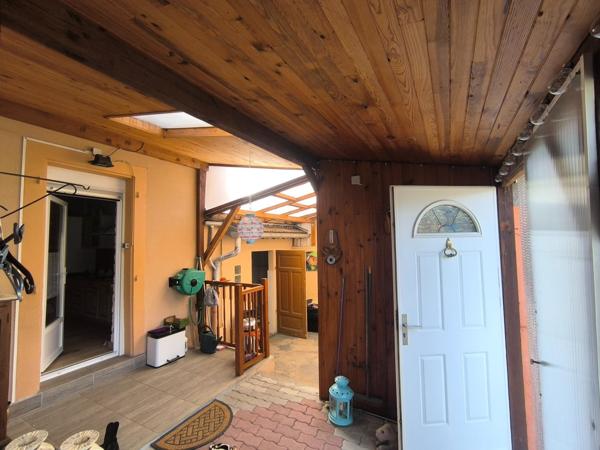 Maison avec garage, terrasse et jardin