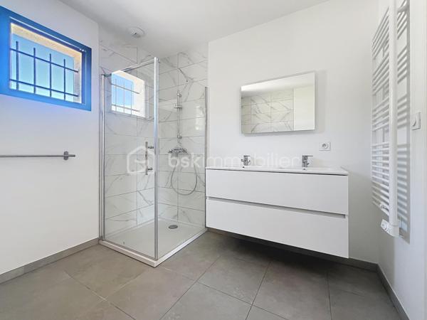 Je vous emmène d’abord découvrir ce qui fait le charme absolu de cette maison : sa magnifique cuisine entièrement équipée, ouverte sur une grande pièce de vie. Grâce à de superbes ouvertures, tout l’espace est littéralement baigné de lumière naturelle. C’est chaleureux, spacieux, et on s’y projette instantanément pour des moments en famille.

Construite en 2022, cette maison neuve de 95 m² a été pensée pour ceux qui veulent profiter de leur temps libre. Dehors, nous découvrons un terrain plat et très agréable de 350 m². Son énorme avantage ? Il offre un bel espace extérieur pour se détendre ou installer un barbecue, mais il demande très peu d'entretien. C’est le terrain idéal pour éviter de perdre tout son week-end à tondre la pelouse !

Côté technique, la maison affiche un excellent DPE classé A. Elle est équipée d'une pompe à chaleur de dernière génération qui alimente un chauffage au sol à la fois chauffant et rafraîchissant. En prime, la maison dispose de la fibre optique, de fenêtres en double vitrage et de volets roulants électriques pour un confort total.

En visitant l'intérieur, on ressent tout de suite que l'agencement a été optimisé au millimètre pour une petite famille :
Au rez-de-chaussée : En plus de la pièce de vie, l'entrée dispose de placards de rangement très pratiques. On y trouve également une première salle d'eau (salle de douche) ainsi qu'un WC indépendant.
À l'étage : Le couloir dessert l'espace nuit où  deux chambres sur trois sont équipées de placards intégrés. C’est ici que se trouve la grande salle de bains familiale, dotée d'un sèche-serviette et, le grand luxe, d'une douche ET d'une baignoire. Un second WC est installé dans cette salle de bains.

Pour compléter le tout, la maison dispose d'un grand garage de 23 m², idéal pour stationner un véhicule et stocker facilement. Tout est absolument neuf et sous garantie.

La maison se situe dans une rue très calme, à l'abri du bruit, tout en étant à proximité immédiate de tout. Vous êtes à deux pas des commodités, des commerces des secteurs recherchés de la Plaine Fleurie et des Ayguinards, ainsi que du collège Jules Flandrin.

Et pour couronner le tout : vous bénéficiez de frais de notaire réduits, un coup de pouce financier non négligeable.

Cette maison neuve est une opportunité rare. Économe, ultra-lumineuse, moderne et sans les contraintes d'un grand terrain, elle correspondra parfaitement à une petite famille ou à des actifs qui veulent juste poser leurs valises et profiter de leur week-end.

 Vous souhaitez être les premiers à la visiter ? Contactez-moi dès aujourd'hui pour planifier votre visite exclusive !