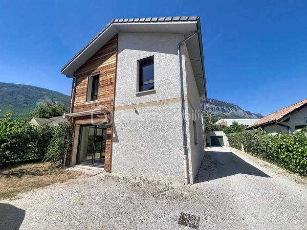 Je vous emmène d’abord découvrir ce qui fait le charme absolu de cette maison : sa magnifique cuisine entièrement équipée, ouverte sur une grande pièce de vie. Grâce à de superbes ouvertures, tout l’espace est littéralement baigné de lumière naturelle. C’est chaleureux, spacieux, et on s’y projette instantanément pour des moments en famille.

Construite en 2022, cette maison neuve de 95 m² a été pensée pour ceux qui veulent profiter de leur temps libre. Dehors, nous découvrons un terrain plat et très agréable de 350 m². Son énorme avantage ? Il offre un bel espace extérieur pour se détendre ou installer un barbecue, mais il demande très peu d'entretien. C’est le terrain idéal pour éviter de perdre tout son week-end à tondre la pelouse !

Côté technique, la maison affiche un excellent DPE classé A. Elle est équipée d'une pompe à chaleur de dernière génération qui alimente un chauffage au sol à la fois chauffant et rafraîchissant. En prime, la maison dispose de la fibre optique, de fenêtres en double vitrage et de volets roulants électriques pour un confort total.

En visitant l'intérieur, on ressent tout de suite que l'agencement a été optimisé au millimètre pour une petite famille :
Au rez-de-chaussée : En plus de la pièce de vie, l'entrée dispose de placards de rangement très pratiques. On y trouve également une première salle d'eau (salle de douche) ainsi qu'un WC indépendant.
À l'étage : Le couloir dessert l'espace nuit où  deux chambres sur trois sont équipées de placards intégrés. C’est ici que se trouve la grande salle de bains familiale, dotée d'un sèche-serviette et, le grand luxe, d'une douche ET d'une baignoire. Un second WC est installé dans cette salle de bains.

Pour compléter le tout, la maison dispose d'un grand garage de 23 m², idéal pour stationner un véhicule et stocker facilement. Tout est absolument neuf et sous garantie.

La maison se situe dans une rue très calme, à l'abri du bruit, tout en étant à proximité immédiate de tout. Vous êtes à deux pas des commodités, des commerces des secteurs recherchés de la Plaine Fleurie et des Ayguinards, ainsi que du collège Jules Flandrin.

Et pour couronner le tout : vous bénéficiez de frais de notaire réduits, un coup de pouce financier non négligeable.

Cette maison neuve est une opportunité rare. Économe, ultra-lumineuse, moderne et sans les contraintes d'un grand terrain, elle correspondra parfaitement à une petite famille ou à des actifs qui veulent juste poser leurs valises et profiter de leur week-end.

 Vous souhaitez être les premiers à la visiter ? Contactez-moi dès aujourd'hui pour planifier votre visite exclusive !