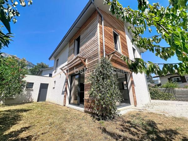 Je vous emmène d’abord découvrir ce qui fait le charme absolu de cette maison : sa magnifique cuisine entièrement équipée, ouverte sur une grande pièce de vie. Grâce à de superbes ouvertures, tout l’espace est littéralement baigné de lumière naturelle. C’est chaleureux, spacieux, et on s’y projette instantanément pour des moments en famille.

Construite en 2022, cette maison neuve de 95 m² a été pensée pour ceux qui veulent profiter de leur temps libre. Dehors, nous découvrons un terrain plat et très agréable de 350 m². Son énorme avantage ? Il offre un bel espace extérieur pour se détendre ou installer un barbecue, mais il demande très peu d'entretien. C’est le terrain idéal pour éviter de perdre tout son week-end à tondre la pelouse !

Côté technique, la maison affiche un excellent DPE classé A. Elle est équipée d'une pompe à chaleur de dernière génération qui alimente un chauffage au sol à la fois chauffant et rafraîchissant. En prime, la maison dispose de la fibre optique, de fenêtres en double vitrage et de volets roulants électriques pour un confort total.

En visitant l'intérieur, on ressent tout de suite que l'agencement a été optimisé au millimètre pour une petite famille :
Au rez-de-chaussée : En plus de la pièce de vie, l'entrée dispose de placards de rangement très pratiques. On y trouve également une première salle d'eau (salle de douche) ainsi qu'un WC indépendant.
À l'étage : Le couloir dessert l'espace nuit où  deux chambres sur trois sont équipées de placards intégrés. C’est ici que se trouve la grande salle de bains familiale, dotée d'un sèche-serviette et, le grand luxe, d'une douche ET d'une baignoire. Un second WC est installé dans cette salle de bains.

Pour compléter le tout, la maison dispose d'un grand garage de 23 m², idéal pour stationner un véhicule et stocker facilement. Tout est absolument neuf et sous garantie.

La maison se situe dans une rue très calme, à l'abri du bruit, tout en étant à proximité immédiate de tout. Vous êtes à deux pas des commodités, des commerces des secteurs recherchés de la Plaine Fleurie et des Ayguinards, ainsi que du collège Jules Flandrin.

Et pour couronner le tout : vous bénéficiez de frais de notaire réduits, un coup de pouce financier non négligeable.

Cette maison neuve est une opportunité rare. Économe, ultra-lumineuse, moderne et sans les contraintes d'un grand terrain, elle correspondra parfaitement à une petite famille ou à des actifs qui veulent juste poser leurs valises et profiter de leur week-end.

 Vous souhaitez être les premiers à la visiter ? Contactez-moi dès aujourd'hui pour planifier votre visite exclusive !