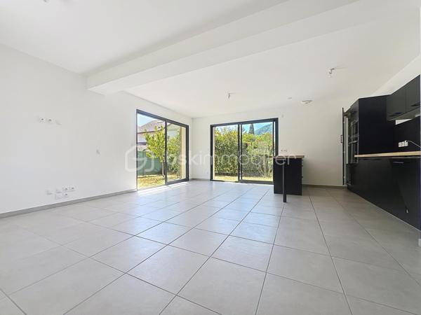 Je vous emmène d’abord découvrir ce qui fait le charme absolu de cette maison : sa magnifique cuisine entièrement équipée, ouverte sur une grande pièce de vie. Grâce à de superbes ouvertures, tout l’espace est littéralement baigné de lumière naturelle. C’est chaleureux, spacieux, et on s’y projette instantanément pour des moments en famille.

Construite en 2022, cette maison neuve de 95 m² a été pensée pour ceux qui veulent profiter de leur temps libre. Dehors, nous découvrons un terrain plat et très agréable de 350 m². Son énorme avantage ? Il offre un bel espace extérieur pour se détendre ou installer un barbecue, mais il demande très peu d'entretien. C’est le terrain idéal pour éviter de perdre tout son week-end à tondre la pelouse !

Côté technique, la maison affiche un excellent DPE classé A. Elle est équipée d'une pompe à chaleur de dernière génération qui alimente un chauffage au sol à la fois chauffant et rafraîchissant. En prime, la maison dispose de la fibre optique, de fenêtres en double vitrage et de volets roulants électriques pour un confort total.

En visitant l'intérieur, on ressent tout de suite que l'agencement a été optimisé au millimètre pour une petite famille :
Au rez-de-chaussée : En plus de la pièce de vie, l'entrée dispose de placards de rangement très pratiques. On y trouve également une première salle d'eau (salle de douche) ainsi qu'un WC indépendant.
À l'étage : Le couloir dessert l'espace nuit où  deux chambres sur trois sont équipées de placards intégrés. C’est ici que se trouve la grande salle de bains familiale, dotée d'un sèche-serviette et, le grand luxe, d'une douche ET d'une baignoire. Un second WC est installé dans cette salle de bains.

Pour compléter le tout, la maison dispose d'un grand garage de 23 m², idéal pour stationner un véhicule et stocker facilement. Tout est absolument neuf et sous garantie.

La maison se situe dans une rue très calme, à l'abri du bruit, tout en étant à proximité immédiate de tout. Vous êtes à deux pas des commodités, des commerces des secteurs recherchés de la Plaine Fleurie et des Ayguinards, ainsi que du collège Jules Flandrin.

Et pour couronner le tout : vous bénéficiez de frais de notaire réduits, un coup de pouce financier non négligeable.

Cette maison neuve est une opportunité rare. Économe, ultra-lumineuse, moderne et sans les contraintes d'un grand terrain, elle correspondra parfaitement à une petite famille ou à des actifs qui veulent juste poser leurs valises et profiter de leur week-end.

 Vous souhaitez être les premiers à la visiter ? Contactez-moi dès aujourd'hui pour planifier votre visite exclusive !