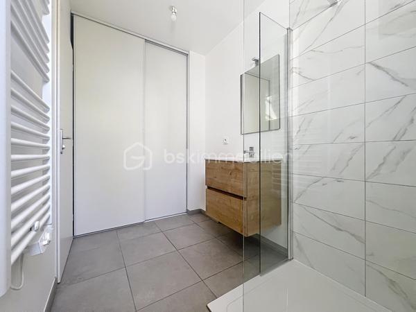 Je vous emmène d’abord découvrir ce qui fait le charme absolu de cette maison : sa magnifique cuisine entièrement équipée, ouverte sur une grande pièce de vie. Grâce à de superbes ouvertures, tout l’espace est littéralement baigné de lumière naturelle. C’est chaleureux, spacieux, et on s’y projette instantanément pour des moments en famille.

Construite en 2022, cette maison neuve de 95 m² a été pensée pour ceux qui veulent profiter de leur temps libre. Dehors, nous découvrons un terrain plat et très agréable de 350 m². Son énorme avantage ? Il offre un bel espace extérieur pour se détendre ou installer un barbecue, mais il demande très peu d'entretien. C’est le terrain idéal pour éviter de perdre tout son week-end à tondre la pelouse !

Côté technique, la maison affiche un excellent DPE classé A. Elle est équipée d'une pompe à chaleur de dernière génération qui alimente un chauffage au sol à la fois chauffant et rafraîchissant. En prime, la maison dispose de la fibre optique, de fenêtres en double vitrage et de volets roulants électriques pour un confort total.

En visitant l'intérieur, on ressent tout de suite que l'agencement a été optimisé au millimètre pour une petite famille :
Au rez-de-chaussée : En plus de la pièce de vie, l'entrée dispose de placards de rangement très pratiques. On y trouve également une première salle d'eau (salle de douche) ainsi qu'un WC indépendant.
À l'étage : Le couloir dessert l'espace nuit où  deux chambres sur trois sont équipées de placards intégrés. C’est ici que se trouve la grande salle de bains familiale, dotée d'un sèche-serviette et, le grand luxe, d'une douche ET d'une baignoire. Un second WC est installé dans cette salle de bains.

Pour compléter le tout, la maison dispose d'un grand garage de 23 m², idéal pour stationner un véhicule et stocker facilement. Tout est absolument neuf et sous garantie.

La maison se situe dans une rue très calme, à l'abri du bruit, tout en étant à proximité immédiate de tout. Vous êtes à deux pas des commodités, des commerces des secteurs recherchés de la Plaine Fleurie et des Ayguinards, ainsi que du collège Jules Flandrin.

Et pour couronner le tout : vous bénéficiez de frais de notaire réduits, un coup de pouce financier non négligeable.

Cette maison neuve est une opportunité rare. Économe, ultra-lumineuse, moderne et sans les contraintes d'un grand terrain, elle correspondra parfaitement à une petite famille ou à des actifs qui veulent juste poser leurs valises et profiter de leur week-end.

 Vous souhaitez être les premiers à la visiter ? Contactez-moi dès aujourd'hui pour planifier votre visite exclusive !