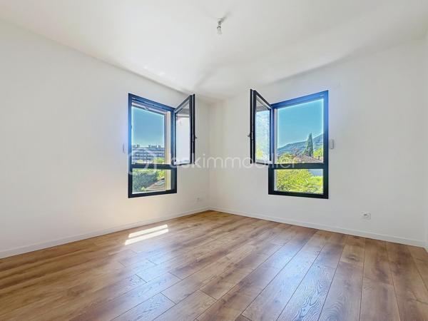 Je vous emmène d’abord découvrir ce qui fait le charme absolu de cette maison : sa magnifique cuisine entièrement équipée, ouverte sur une grande pièce de vie. Grâce à de superbes ouvertures, tout l’espace est littéralement baigné de lumière naturelle. C’est chaleureux, spacieux, et on s’y projette instantanément pour des moments en famille.

Construite en 2022, cette maison neuve de 95 m² a été pensée pour ceux qui veulent profiter de leur temps libre. Dehors, nous découvrons un terrain plat et très agréable de 350 m². Son énorme avantage ? Il offre un bel espace extérieur pour se détendre ou installer un barbecue, mais il demande très peu d'entretien. C’est le terrain idéal pour éviter de perdre tout son week-end à tondre la pelouse !

Côté technique, la maison affiche un excellent DPE classé A. Elle est équipée d'une pompe à chaleur de dernière génération qui alimente un chauffage au sol à la fois chauffant et rafraîchissant. En prime, la maison dispose de la fibre optique, de fenêtres en double vitrage et de volets roulants électriques pour un confort total.

En visitant l'intérieur, on ressent tout de suite que l'agencement a été optimisé au millimètre pour une petite famille :
Au rez-de-chaussée : En plus de la pièce de vie, l'entrée dispose de placards de rangement très pratiques. On y trouve également une première salle d'eau (salle de douche) ainsi qu'un WC indépendant.
À l'étage : Le couloir dessert l'espace nuit où  deux chambres sur trois sont équipées de placards intégrés. C’est ici que se trouve la grande salle de bains familiale, dotée d'un sèche-serviette et, le grand luxe, d'une douche ET d'une baignoire. Un second WC est installé dans cette salle de bains.

Pour compléter le tout, la maison dispose d'un grand garage de 23 m², idéal pour stationner un véhicule et stocker facilement. Tout est absolument neuf et sous garantie.

La maison se situe dans une rue très calme, à l'abri du bruit, tout en étant à proximité immédiate de tout. Vous êtes à deux pas des commodités, des commerces des secteurs recherchés de la Plaine Fleurie et des Ayguinards, ainsi que du collège Jules Flandrin.

Et pour couronner le tout : vous bénéficiez de frais de notaire réduits, un coup de pouce financier non négligeable.

Cette maison neuve est une opportunité rare. Économe, ultra-lumineuse, moderne et sans les contraintes d'un grand terrain, elle correspondra parfaitement à une petite famille ou à des actifs qui veulent juste poser leurs valises et profiter de leur week-end.

 Vous souhaitez être les premiers à la visiter ? Contactez-moi dès aujourd'hui pour planifier votre visite exclusive !