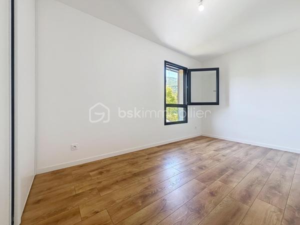 Je vous emmène d’abord découvrir ce qui fait le charme absolu de cette maison : sa magnifique cuisine entièrement équipée, ouverte sur une grande pièce de vie. Grâce à de superbes ouvertures, tout l’espace est littéralement baigné de lumière naturelle. C’est chaleureux, spacieux, et on s’y projette instantanément pour des moments en famille.

Construite en 2022, cette maison neuve de 95 m² a été pensée pour ceux qui veulent profiter de leur temps libre. Dehors, nous découvrons un terrain plat et très agréable de 350 m². Son énorme avantage ? Il offre un bel espace extérieur pour se détendre ou installer un barbecue, mais il demande très peu d'entretien. C’est le terrain idéal pour éviter de perdre tout son week-end à tondre la pelouse !

Côté technique, la maison affiche un excellent DPE classé A. Elle est équipée d'une pompe à chaleur de dernière génération qui alimente un chauffage au sol à la fois chauffant et rafraîchissant. En prime, la maison dispose de la fibre optique, de fenêtres en double vitrage et de volets roulants électriques pour un confort total.

En visitant l'intérieur, on ressent tout de suite que l'agencement a été optimisé au millimètre pour une petite famille :
Au rez-de-chaussée : En plus de la pièce de vie, l'entrée dispose de placards de rangement très pratiques. On y trouve également une première salle d'eau (salle de douche) ainsi qu'un WC indépendant.
À l'étage : Le couloir dessert l'espace nuit où  deux chambres sur trois sont équipées de placards intégrés. C’est ici que se trouve la grande salle de bains familiale, dotée d'un sèche-serviette et, le grand luxe, d'une douche ET d'une baignoire. Un second WC est installé dans cette salle de bains.

Pour compléter le tout, la maison dispose d'un grand garage de 23 m², idéal pour stationner un véhicule et stocker facilement. Tout est absolument neuf et sous garantie.

La maison se situe dans une rue très calme, à l'abri du bruit, tout en étant à proximité immédiate de tout. Vous êtes à deux pas des commodités, des commerces des secteurs recherchés de la Plaine Fleurie et des Ayguinards, ainsi que du collège Jules Flandrin.

Et pour couronner le tout : vous bénéficiez de frais de notaire réduits, un coup de pouce financier non négligeable.

Cette maison neuve est une opportunité rare. Économe, ultra-lumineuse, moderne et sans les contraintes d'un grand terrain, elle correspondra parfaitement à une petite famille ou à des actifs qui veulent juste poser leurs valises et profiter de leur week-end.

 Vous souhaitez être les premiers à la visiter ? Contactez-moi dès aujourd'hui pour planifier votre visite exclusive !