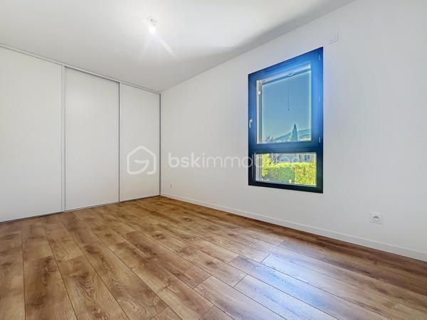 Je vous emmène d’abord découvrir ce qui fait le charme absolu de cette maison : sa magnifique cuisine entièrement équipée, ouverte sur une grande pièce de vie. Grâce à de superbes ouvertures, tout l’espace est littéralement baigné de lumière naturelle. C’est chaleureux, spacieux, et on s’y projette instantanément pour des moments en famille.

Construite en 2022, cette maison neuve de 95 m² a été pensée pour ceux qui veulent profiter de leur temps libre. Dehors, nous découvrons un terrain plat et très agréable de 350 m². Son énorme avantage ? Il offre un bel espace extérieur pour se détendre ou installer un barbecue, mais il demande très peu d'entretien. C’est le terrain idéal pour éviter de perdre tout son week-end à tondre la pelouse !

Côté technique, la maison affiche un excellent DPE classé A. Elle est équipée d'une pompe à chaleur de dernière génération qui alimente un chauffage au sol à la fois chauffant et rafraîchissant. En prime, la maison dispose de la fibre optique, de fenêtres en double vitrage et de volets roulants électriques pour un confort total.

En visitant l'intérieur, on ressent tout de suite que l'agencement a été optimisé au millimètre pour une petite famille :
Au rez-de-chaussée : En plus de la pièce de vie, l'entrée dispose de placards de rangement très pratiques. On y trouve également une première salle d'eau (salle de douche) ainsi qu'un WC indépendant.
À l'étage : Le couloir dessert l'espace nuit où  deux chambres sur trois sont équipées de placards intégrés. C’est ici que se trouve la grande salle de bains familiale, dotée d'un sèche-serviette et, le grand luxe, d'une douche ET d'une baignoire. Un second WC est installé dans cette salle de bains.

Pour compléter le tout, la maison dispose d'un grand garage de 23 m², idéal pour stationner un véhicule et stocker facilement. Tout est absolument neuf et sous garantie.

La maison se situe dans une rue très calme, à l'abri du bruit, tout en étant à proximité immédiate de tout. Vous êtes à deux pas des commodités, des commerces des secteurs recherchés de la Plaine Fleurie et des Ayguinards, ainsi que du collège Jules Flandrin.

Et pour couronner le tout : vous bénéficiez de frais de notaire réduits, un coup de pouce financier non négligeable.

Cette maison neuve est une opportunité rare. Économe, ultra-lumineuse, moderne et sans les contraintes d'un grand terrain, elle correspondra parfaitement à une petite famille ou à des actifs qui veulent juste poser leurs valises et profiter de leur week-end.

 Vous souhaitez être les premiers à la visiter ? Contactez-moi dès aujourd'hui pour planifier votre visite exclusive !