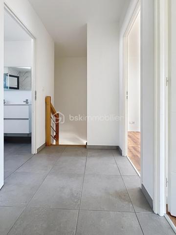 Je vous emmène d’abord découvrir ce qui fait le charme absolu de cette maison : sa magnifique cuisine entièrement équipée, ouverte sur une grande pièce de vie. Grâce à de superbes ouvertures, tout l’espace est littéralement baigné de lumière naturelle. C’est chaleureux, spacieux, et on s’y projette instantanément pour des moments en famille.

Construite en 2022, cette maison neuve de 95 m² a été pensée pour ceux qui veulent profiter de leur temps libre. Dehors, nous découvrons un terrain plat et très agréable de 350 m². Son énorme avantage ? Il offre un bel espace extérieur pour se détendre ou installer un barbecue, mais il demande très peu d'entretien. C’est le terrain idéal pour éviter de perdre tout son week-end à tondre la pelouse !

Côté technique, la maison affiche un excellent DPE classé A. Elle est équipée d'une pompe à chaleur de dernière génération qui alimente un chauffage au sol à la fois chauffant et rafraîchissant. En prime, la maison dispose de la fibre optique, de fenêtres en double vitrage et de volets roulants électriques pour un confort total.

En visitant l'intérieur, on ressent tout de suite que l'agencement a été optimisé au millimètre pour une petite famille :
Au rez-de-chaussée : En plus de la pièce de vie, l'entrée dispose de placards de rangement très pratiques. On y trouve également une première salle d'eau (salle de douche) ainsi qu'un WC indépendant.
À l'étage : Le couloir dessert l'espace nuit où  deux chambres sur trois sont équipées de placards intégrés. C’est ici que se trouve la grande salle de bains familiale, dotée d'un sèche-serviette et, le grand luxe, d'une douche ET d'une baignoire. Un second WC est installé dans cette salle de bains.

Pour compléter le tout, la maison dispose d'un grand garage de 23 m², idéal pour stationner un véhicule et stocker facilement. Tout est absolument neuf et sous garantie.

La maison se situe dans une rue très calme, à l'abri du bruit, tout en étant à proximité immédiate de tout. Vous êtes à deux pas des commodités, des commerces des secteurs recherchés de la Plaine Fleurie et des Ayguinards, ainsi que du collège Jules Flandrin.

Et pour couronner le tout : vous bénéficiez de frais de notaire réduits, un coup de pouce financier non négligeable.

Cette maison neuve est une opportunité rare. Économe, ultra-lumineuse, moderne et sans les contraintes d'un grand terrain, elle correspondra parfaitement à une petite famille ou à des actifs qui veulent juste poser leurs valises et profiter de leur week-end.

 Vous souhaitez être les premiers à la visiter ? Contactez-moi dès aujourd'hui pour planifier votre visite exclusive !