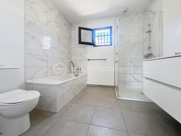 Je vous emmène d’abord découvrir ce qui fait le charme absolu de cette maison : sa magnifique cuisine entièrement équipée, ouverte sur une grande pièce de vie. Grâce à de superbes ouvertures, tout l’espace est littéralement baigné de lumière naturelle. C’est chaleureux, spacieux, et on s’y projette instantanément pour des moments en famille.

Construite en 2022, cette maison neuve de 95 m² a été pensée pour ceux qui veulent profiter de leur temps libre. Dehors, nous découvrons un terrain plat et très agréable de 350 m². Son énorme avantage ? Il offre un bel espace extérieur pour se détendre ou installer un barbecue, mais il demande très peu d'entretien. C’est le terrain idéal pour éviter de perdre tout son week-end à tondre la pelouse !

Côté technique, la maison affiche un excellent DPE classé A. Elle est équipée d'une pompe à chaleur de dernière génération qui alimente un chauffage au sol à la fois chauffant et rafraîchissant. En prime, la maison dispose de la fibre optique, de fenêtres en double vitrage et de volets roulants électriques pour un confort total.

En visitant l'intérieur, on ressent tout de suite que l'agencement a été optimisé au millimètre pour une petite famille :
Au rez-de-chaussée : En plus de la pièce de vie, l'entrée dispose de placards de rangement très pratiques. On y trouve également une première salle d'eau (salle de douche) ainsi qu'un WC indépendant.
À l'étage : Le couloir dessert l'espace nuit où  deux chambres sur trois sont équipées de placards intégrés. C’est ici que se trouve la grande salle de bains familiale, dotée d'un sèche-serviette et, le grand luxe, d'une douche ET d'une baignoire. Un second WC est installé dans cette salle de bains.

Pour compléter le tout, la maison dispose d'un grand garage de 23 m², idéal pour stationner un véhicule et stocker facilement. Tout est absolument neuf et sous garantie.

La maison se situe dans une rue très calme, à l'abri du bruit, tout en étant à proximité immédiate de tout. Vous êtes à deux pas des commodités, des commerces des secteurs recherchés de la Plaine Fleurie et des Ayguinards, ainsi que du collège Jules Flandrin.

Et pour couronner le tout : vous bénéficiez de frais de notaire réduits, un coup de pouce financier non négligeable.

Cette maison neuve est une opportunité rare. Économe, ultra-lumineuse, moderne et sans les contraintes d'un grand terrain, elle correspondra parfaitement à une petite famille ou à des actifs qui veulent juste poser leurs valises et profiter de leur week-end.

 Vous souhaitez être les premiers à la visiter ? Contactez-moi dès aujourd'hui pour planifier votre visite exclusive !