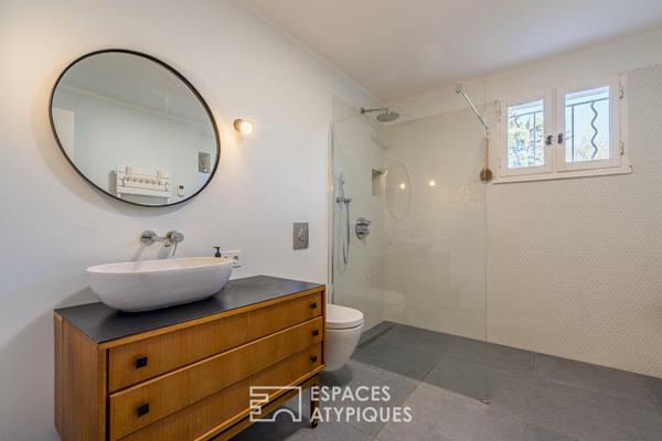 Douceur de vivre, villa singulière au coeur de son jardin méditerranéen avec piscine