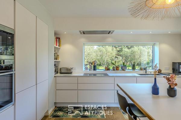 Douceur de vivre, villa singulière au coeur de son jardin méditerranéen avec piscine