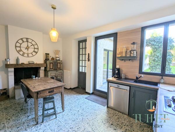 Maison en pierre en centre ville de Marennes + studio loué