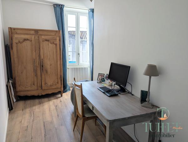Maison en pierre en centre ville de Marennes + studio loué