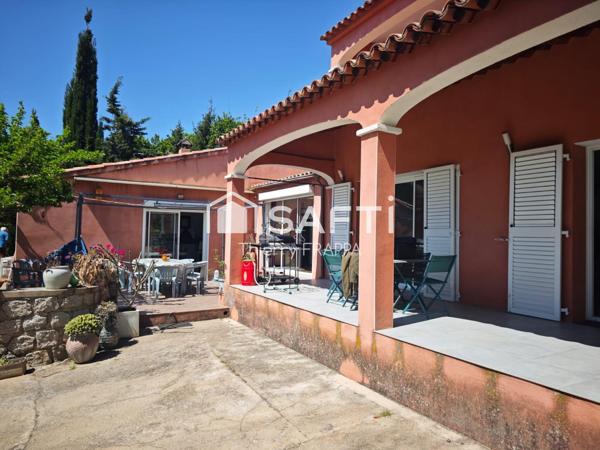 Vue mer, extérieurs et potentiel : une villa singulière