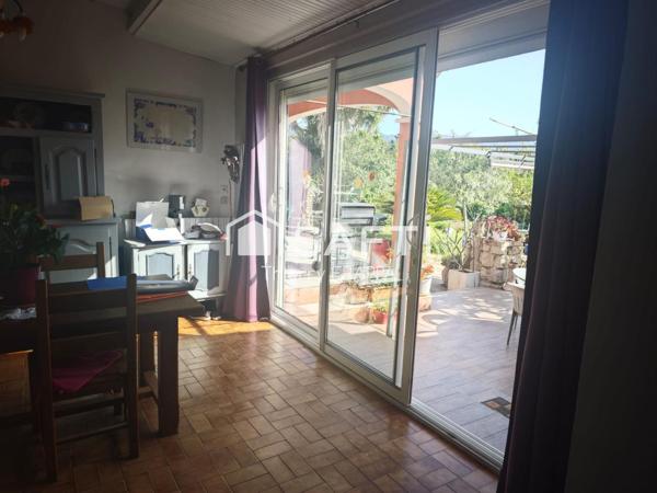 Vue mer, extérieurs et potentiel : une villa singulière