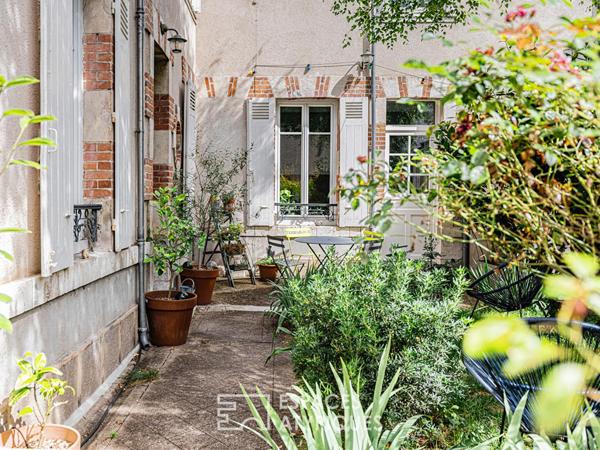 Une maison familiale de charme avec cour-jardin et garage
