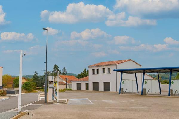 Location Fonds de commerce 3 pièces 942 m2 à Bias