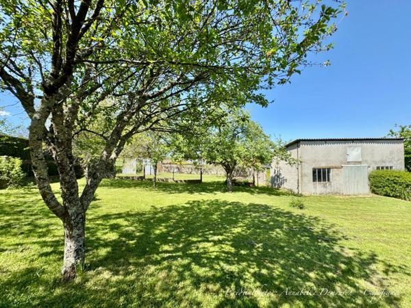 Vaste Maison individuelle P8 à rénover - LE VERNET (03200) - Terrain - garage, carport et atelier.